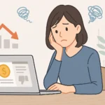 ノートパソコンの画面を見つめながら悩んでいる30代の日本人女性のイラスト。画面には収益アイコンと低評価マークが表示され、背景には下向きのグラフと考え込む様子を示す吹き出しが描かれている。