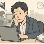 疲れた表情でデスクに座り、やる気を失っている30代の日本人会社員のイラスト。ノートパソコンの前で手に顔を当て、背後にはオフィスで働く同僚や時計が描かれている