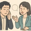 職場で女性が真剣に話しているのに、男性の同僚が疲れた表情で耳を塞ぎ気味に聞き流している様子を描いた日本人のイラスト