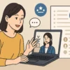 自宅でオンラインカウンセリングを受ける日本人女性のイラスト。パソコン越しにカウンセラーと話しながら笑顔でうなずく様子が描かれ、落ち着いたベージュトーンの背景に観葉植物や資料アイコンが添えられている。