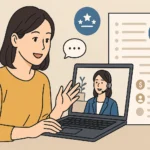 自宅でオンラインカウンセリングを受ける日本人女性のイラスト。パソコン越しにカウンセラーと話しながら笑顔でうなずく様子が描かれ、落ち着いたベージュトーンの背景に観葉植物や資料アイコンが添えられている。